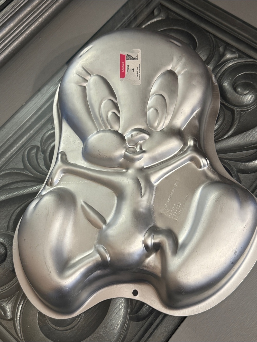 Vintage 1998 Warner Bros. Tweety Bird Aluminum Cake Mold Pan Silver